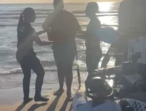 3 bañistas salvados en la Playa de Gandía gracias a la rápida intervención de la Policía Local 1 3 bañistas salvados en la Playa de Gandía gracias a la rápida intervención de la Policía Local