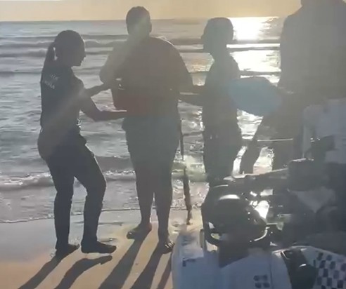 3 bañistas salvados en la Playa de Gandía gracias a la rápida intervención de la Policía Local 1 3 bañistas salvados en la Playa de Gandía gracias a la rápida intervención de la Policía Local