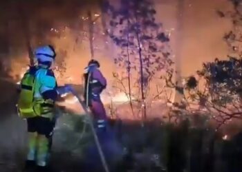 Los servicios de extinción logran cercar gran parte del incendio de Soneja tras una dura noche de trabajo 14 Los servicios de extinción logran cercar gran parte del incendio de Soneja tras una dura noche de trabajo