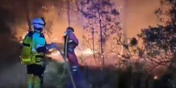 Los servicios de extinción logran cercar gran parte del incendio de Soneja tras una dura noche de trabajo