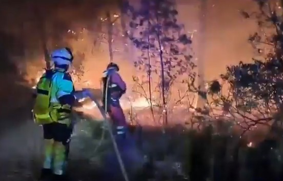 Los servicios de extinción logran cercar gran parte del incendio de Soneja tras una dura noche de trabajo 1 Los servicios de extinción logran cercar gran parte del incendio de Soneja tras una dura noche de trabajo