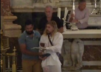 Detenido un hombre tras irrumpir en la Basílica de los Desamparados e intentar robar la Cruz del Altar Mayor