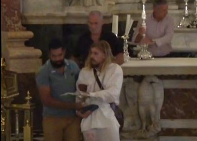 Detenido un hombre tras irrumpir en la Basílica de los Desamparados e intentar robar la Cruz del Altar Mayor 1 Detenido un hombre tras irrumpir en la Basílica de los Desamparados e intentar robar la Cruz del Altar Mayor