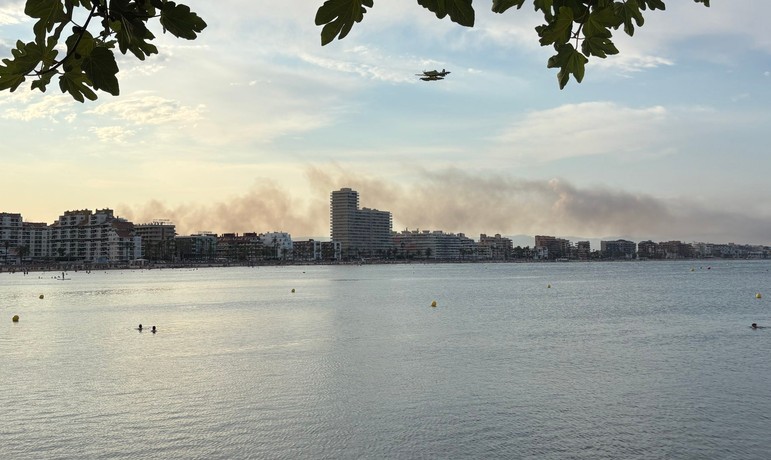 Un incendio en Peñíscola obliga a movilizar cinco medios aéreos por la cercanía de varias viviendas 1 Un incendio en Peñíscola obliga a movilizar cinco medios aéreos por la cercanía de varias viviendas
