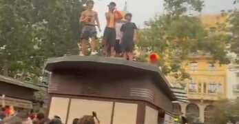 Descontrol en la plaza del Ayuntamiento: el botellón y el vandalismo empañan la celebración del Mundial en Valencia