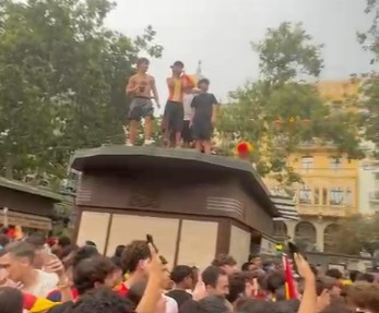 Descontrol en la Plaza del Ayuntamiento: el botellón y el vandalismo empañan la celebración del Mundial en Valencia 1 Descontrol en la plaza del Ayuntamiento: el botellón y el vandalismo empañan la celebración del Mundial en Valencia