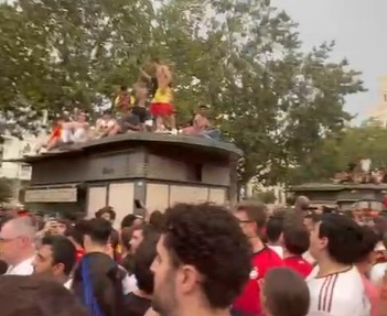 Descontrol en la Plaza del Ayuntamiento: el botellón y el vandalismo empañan la celebración del Mundial en Valencia 2 Captura de pantalla 2026 07 20 102906