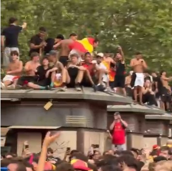 Descontrol en la Plaza del Ayuntamiento: el botellón y el vandalismo empañan la celebración del Mundial en Valencia 3 Captura de pantalla 2026 07 20 102950