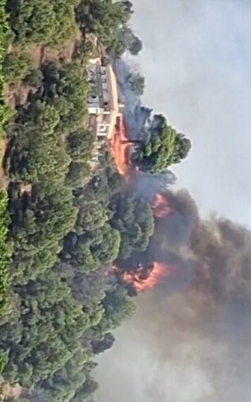 Desalojos preventivos en La Vall d'Uixó ante la rápida evolución del incendio forestal