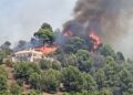 Desalojos preventivos en La Vall d'Uixó ante la rápida evolución del incendio forestal