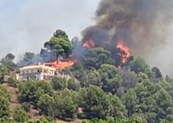 Desalojos preventivos en La Vall d'Uixó ante la rápida evolución del incendio forestal
