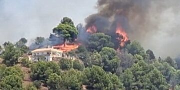 Desalojos preventivos en La Vall d'Uixó ante la rápida evolución del incendio forestal