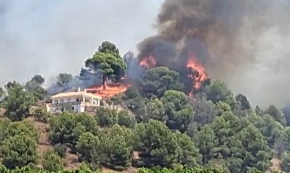 Emergencias ordena el confinamiento de La Vilavella por la proximidad del incendio de La Vall d'Uixó 3 Desalojos preventivos en La Vall d'Uixó ante la rápida evolución del incendio forestal