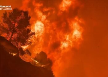 Noche de pesadilla en la Sierra de Espadán: la UME defiende la Vall d'Uixó ante un voraz incendio que obliga a evacuaciones masivas y confinamientos