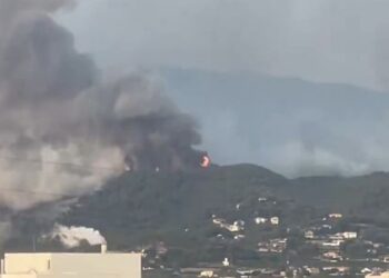 El incendio descontrolado en La Vall d'Uixó provoca las evacuaciones de Almedíjar y Azuébar