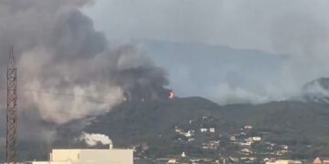 El incendio descontrolado en La Vall d'Uixó provoca las evacuaciones de Almedíjar y Azuébar