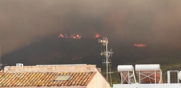 Emergencias confina a la localidad de Onda, hacia donde se acerca el incendio de La Vall d'Uixó 1 Emergencias confina a la localidad de Onda, hacia donde se acerca el incendio de La Vall d'Uixó