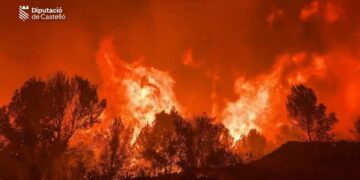 El incendio de la Serra d'Espadà se descontrola: más de 6.500 hectáreas quemadas y 75.000 personas afectadas