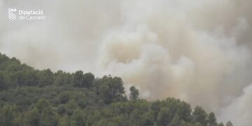 El viento reaviva incendio de la Vall d'Uixó y amenaza el corazón de la Sierra Espadán que ya ha perdido 10.000 hectáreas