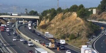 Retenciones kilométricas en la A-7 a la altura de Paterna por un accidente en sentido Alicante