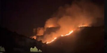 Los bomberos de la Comunitat Valenciana y Catalunya controlan el incendio forestal declarado en la frontera entre Rossell y Tarragona
