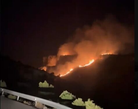 Los bomberos de la Comunitat Valenciana y Catalunya controlan el incendio forestal declarado en la frontera entre Rossell y Tarragona