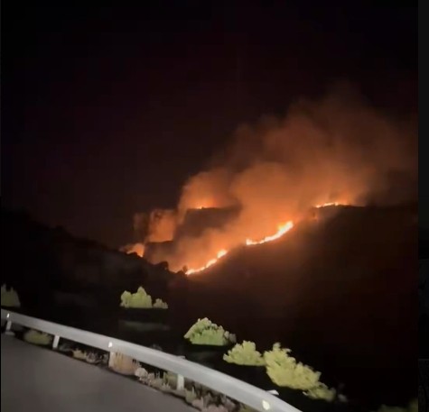 Los bomberos de la Comunitat Valenciana y Catalunya controlan el incendio forestal declarado en la frontera entre Rossell y Tarragona 1 Los bomberos de la Comunitat Valenciana y Catalunya controlan el incendio forestal declarado en la frontera entre Rossell y Tarragona