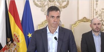 Sánchez culpa a los jueces y a las mafias de su inacción ante la mayor crisis migratoria en Ceuta