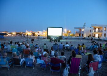 El cine regresa a la arena: la Diputació de València llevará 46 proyecciones nocturnas a 23 playas de la provincia
