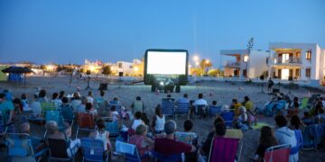 El cine regresa a la arena: la Diputació de València llevará 46 proyecciones nocturnas a 23 playas de la provincia