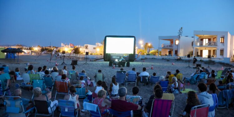 El cine regresa a la arena: la Diputació de València llevará 46 proyecciones nocturnas a 23 playas de la provincia