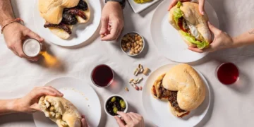 Dónde almorzar cerca del mar en Valencia: los mejores sitios para disfrutar de un auténtico almorzaret