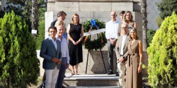 El Ayuntamiento de Valencia deposita una corona de laurel ante la estatua de Jaume I en el 750 aniversario de su fallecimiento 1