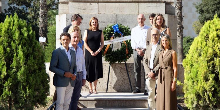 El Ayuntamiento de Valencia deposita una corona de laurel ante la estatua de Jaume I en el 750 aniversario de su fallecimiento 1 El Ayuntamiento de Valencia deposita una corona de laurel ante la estatua de Jaume I en el 750 aniversario de su fallecimiento 1