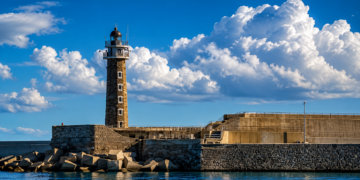 El historico faro del puerto de Valencia se trasladara a La Marina para acercarlo a los ciudadanos