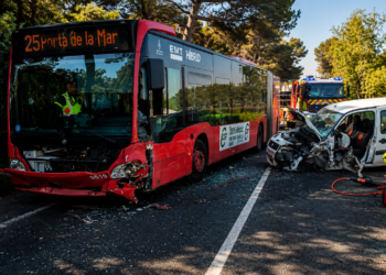 Grave accidente entre un autobus de la EMT y una furgoneta en la CV 500 a la altura de El Saler