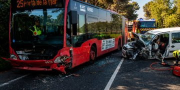 Grave accidente entre un autobus de la EMT y una furgoneta en la CV 500 a la altura de El Saler