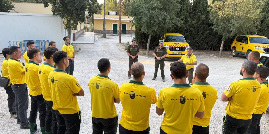 La Región de Murcia refuerza el dispositivo de extinción del incendio de La Vall d'Uixó con una veintena de efectivos del Plan Infomur