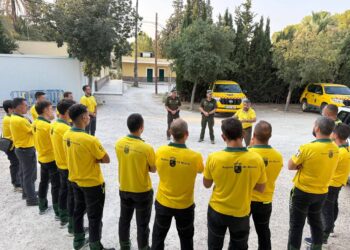 La Región de Murcia refuerza el dispositivo de extinción del incendio de La Vall d'Uixó con una veintena de efectivos del Plan Infomur
