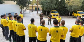 La Región de Murcia refuerza el dispositivo de extinción del incendio de La Vall d'Uixó con una veintena de efectivos del Plan Infomur