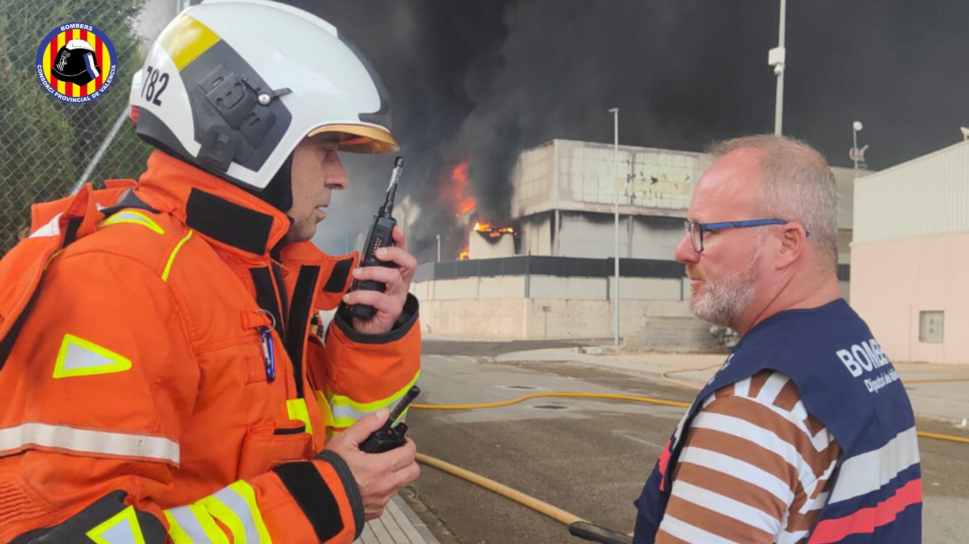 Los bomberos continúan trabajando en la extinción del espectacular incendio industrial en Ayelo de Malferit 3 HM PJpPXwAIPRXP