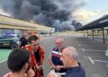Los bomberos continúan trabajando en la extinción del espectacular incendio industrial en Ayelo de Malferit