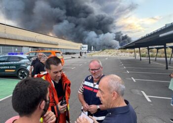 Los bomberos continúan trabajando en la extinción del espectacular incendio industrial en Ayelo de Malferit