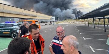 Los bomberos continúan trabajando en la extinción del espectacular incendio industrial en Ayelo de Malferit