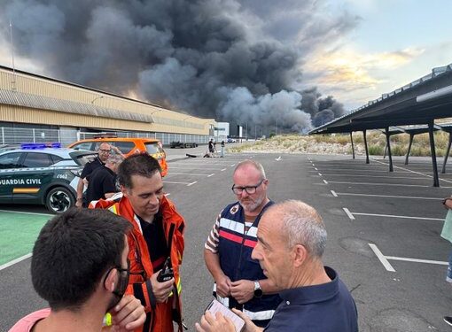Los bomberos continúan trabajando en la extinción del espectacular incendio industrial en Ayelo de Malferit 1 Los bomberos continúan trabajando en la extinción del espectacular incendio industrial en Ayelo de Malferit