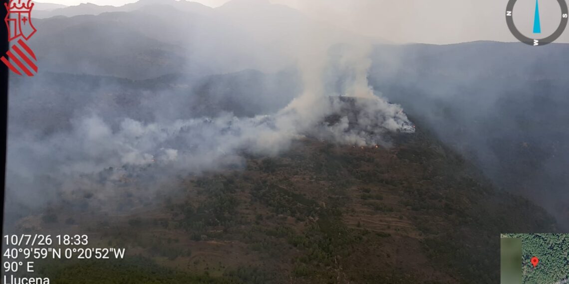 Tormentas secas tras la ola de calor: Los rayos desatan tres incendios simultáneos en el interior de Castellón 1 Tormentas secas tras la ola de calor: Los rayos desatan tres incendios simultáneos en el interior de Castellón