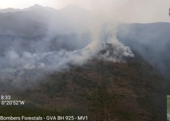 Tormentas secas tras la ola de calor: Los rayos desatan tres incendios simultáneos en el interior de Castellón