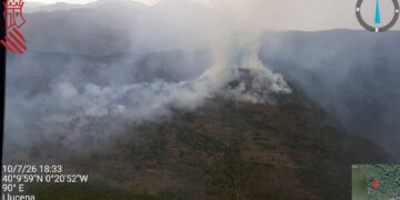 Tormentas secas tras la ola de calor: Los rayos desatan tres incendios simultáneos en el interior de Castellón