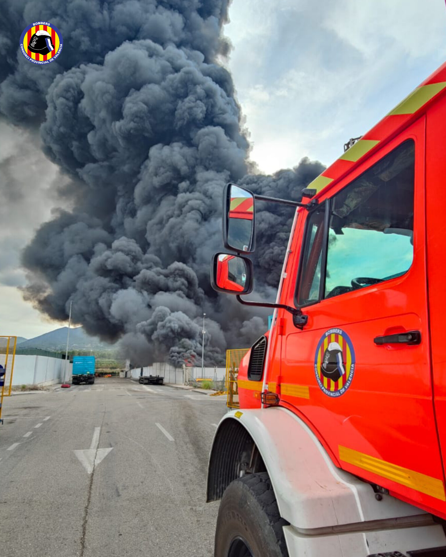 Un espectacular incendio industrial en Ayelo de Malferit desata la alarma por una densa columna de humo 2 HM977fmWIAAQMK