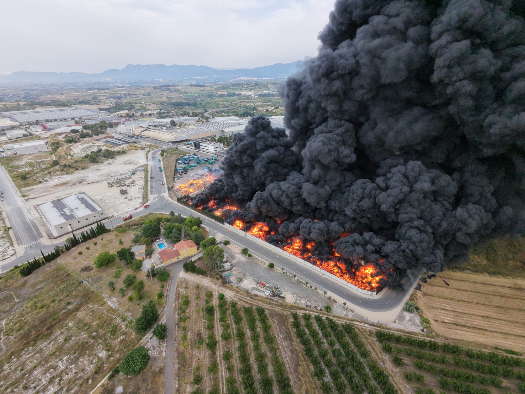 Los bomberos continúan trabajando en la extinción del espectacular incendio industrial en Ayelo de Malferit 2 HM97LsXXMAA4AdI